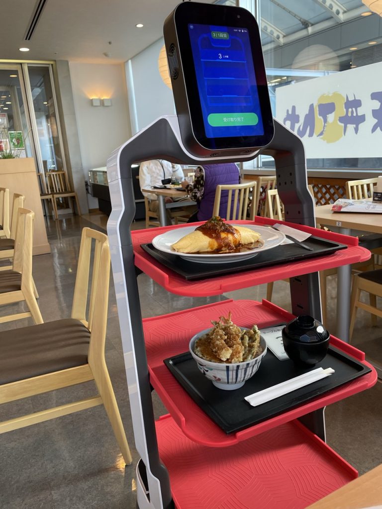 自律走行型運搬・配膳ロボット「Lanky Porter」、「ROYAL Mirai Dining（未来ダイニング 文京グリーンコート店）」で導入